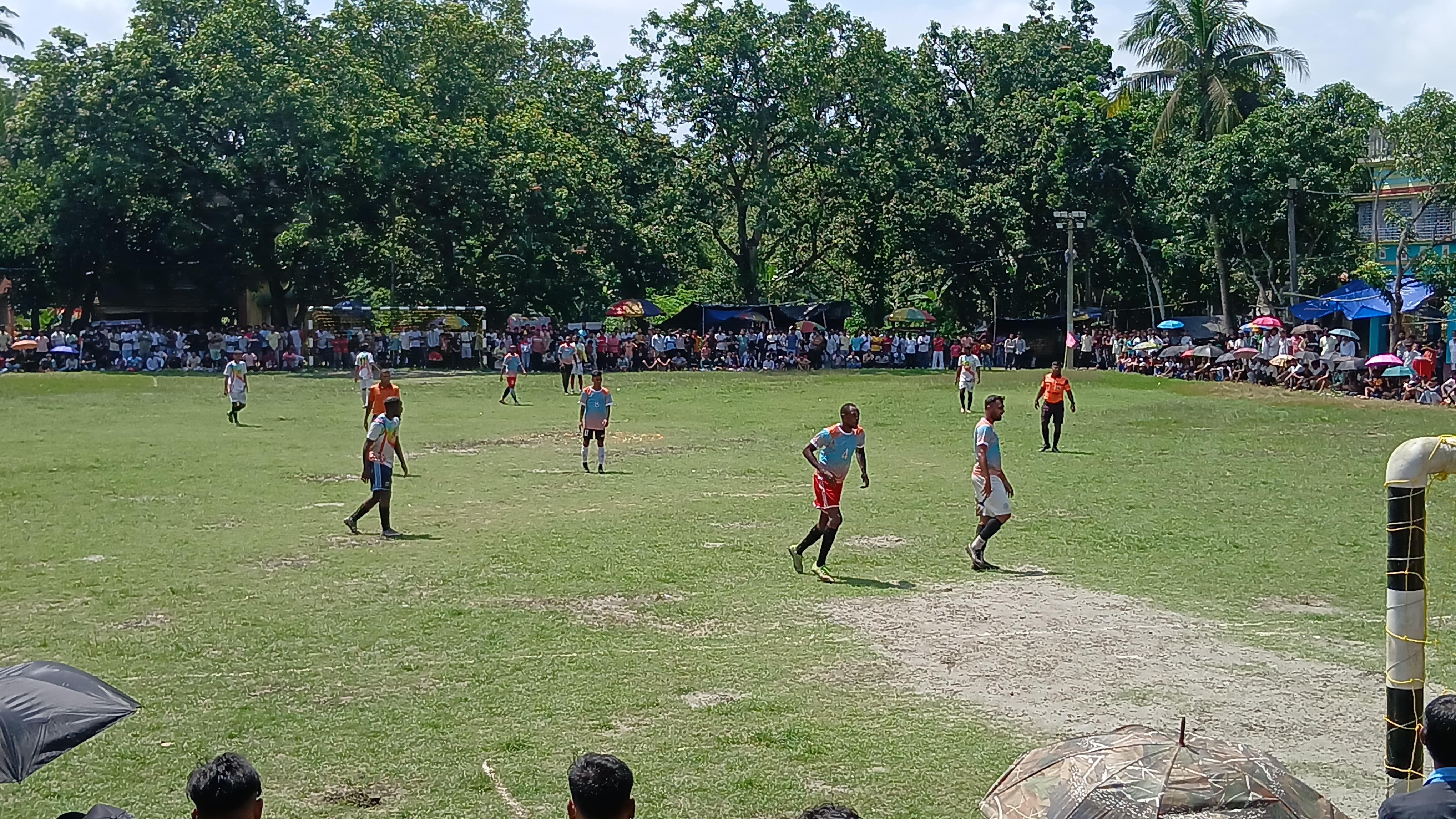 বসিরহাটের সীমান্তে জমজমাট ফুটবল টুর্নামেন্ট, মোবাইল ছেড়ে যুবসমাজকে মাঠমুখী করার উদ্যোগ