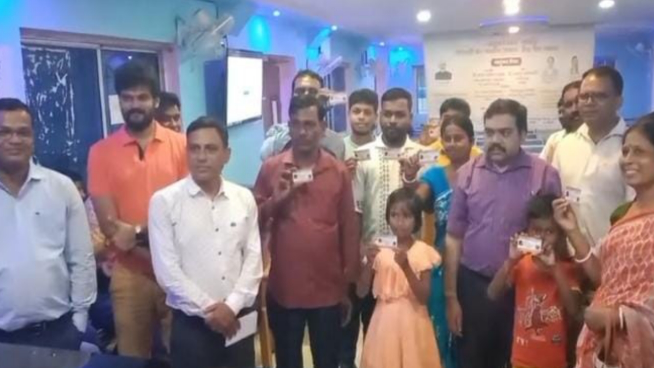 পশ্চিমবঙ্গ সরকারের উদ্যোগে ‘আয়ুষ্মান ভারত’ প্রকল্পের শুভসূচনা, ভার্চুয়াল অনুষ্ঠানে মুখ্যমন্ত্রীর কার্ড প্রদান