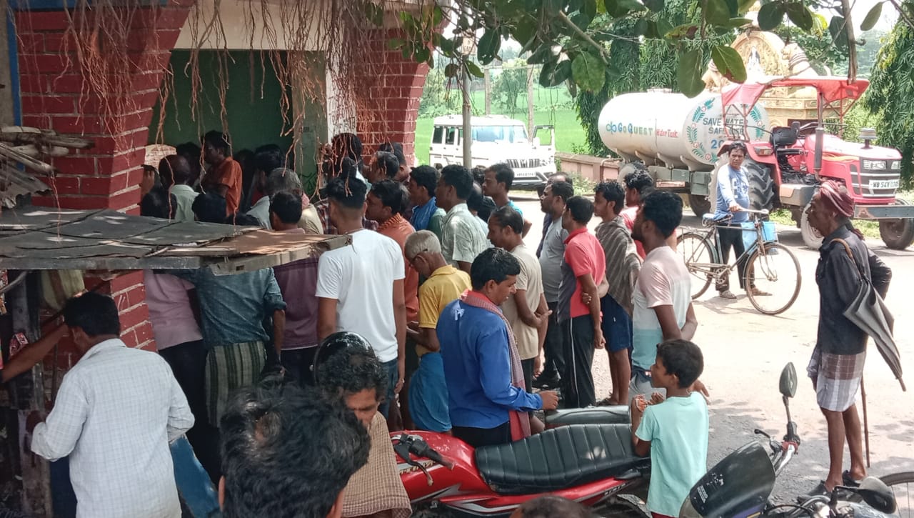 প্রতিশ্রুতি পূরণের দাবিতে ভাদুলিয়া মোড়ে গ্রামবাসীদের পথ অবরোধ, বন্ধ কোল মাইনিংয়ের গাড়ি চলাচল