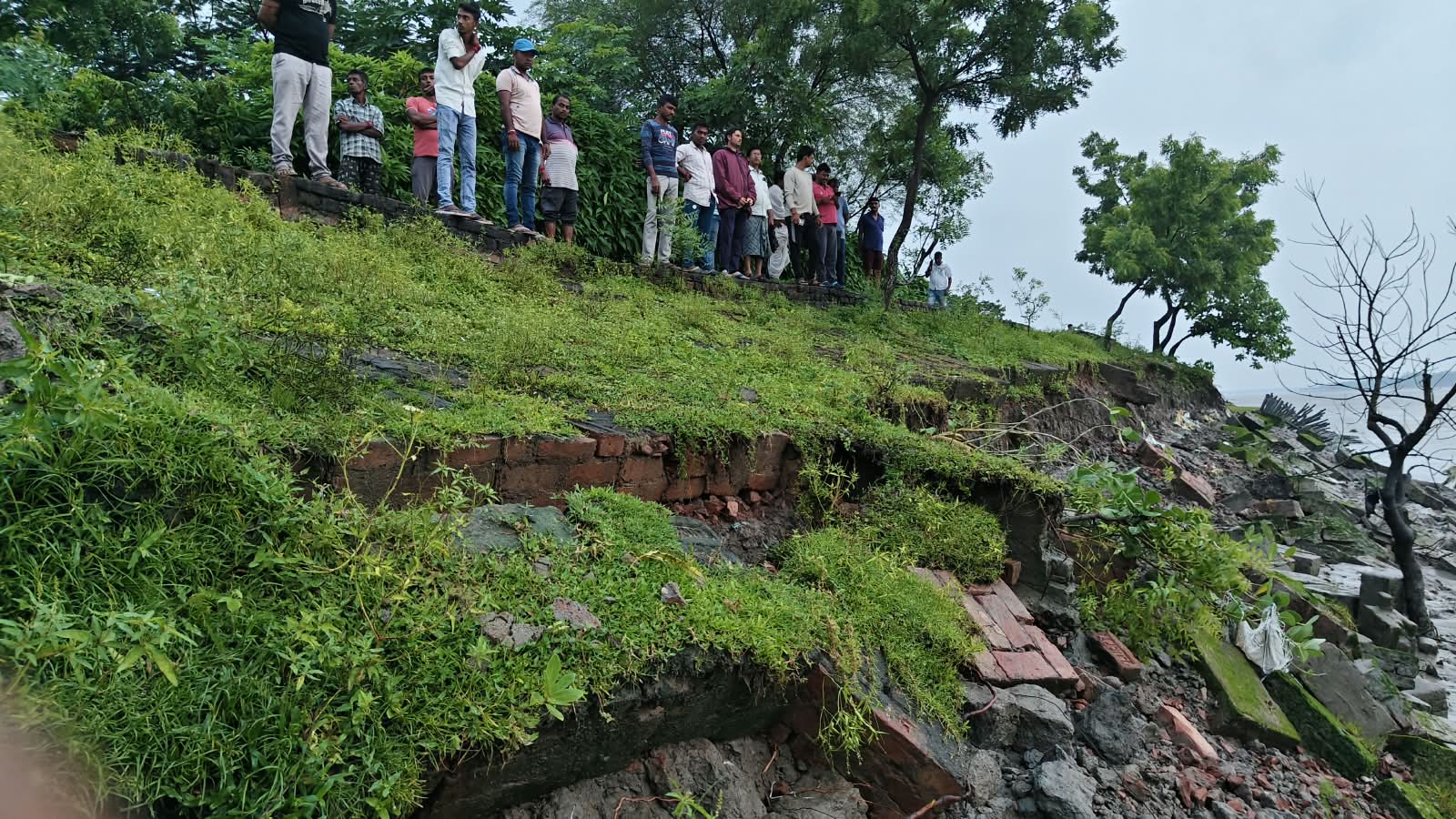 সুন্দরবনের রায়মঙ্গল নদীর পাড়ে ২০০ ফুট ধস, আতঙ্কে হিঙ্গলগঞ্জের গ্রামবাসীরা