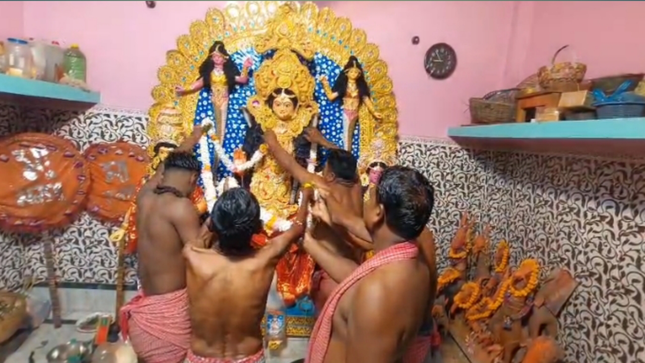 শ্রাবণ সংক্রান্তিতে মনসা দেবীর পূজো রাঢ়বঙ্গ জুড়ে