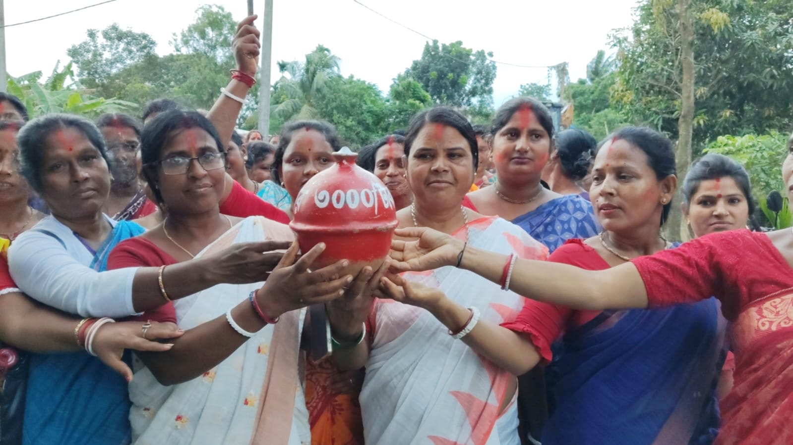 অন্নপূর্ণা যোজনার ৩ হাজার টাকা অ্যাকাউন্টে, হিঙ্গলগঞ্জে আবির খেলায় মাতলেন মহিলারা