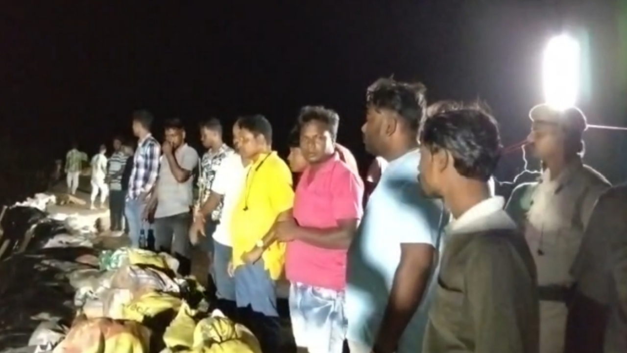 জেনারেটরের আলোয় রাতভর বাঁধ রক্ষার লড়াই, গ্রামবাসীদের সঙ্গে নদীভাঙন ঠেকালেন সন্দেশখালির বিধায়ক
