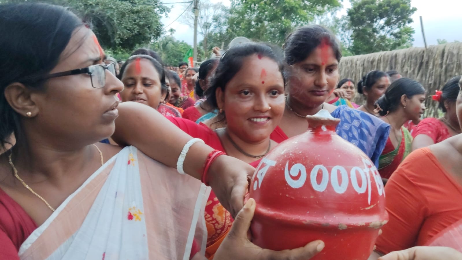 অন্নপূর্ণার ৩ হাজার টাকা পেয়ে হিঙ্গলগঞ্জে মহিলাদের র‍্যালি, কালীমন্দিরে পুজো দিয়ে মিষ্টিমুখ