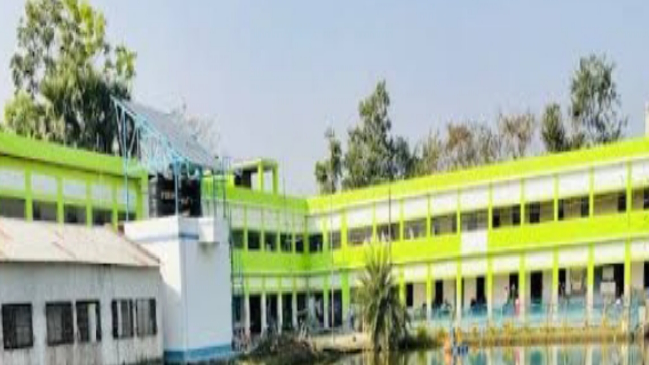 প্রধান শিক্ষকের বিরুদ্ধে দুর্নীতির অভিযোগ, অভিভাবকদের বিক্ষোভ