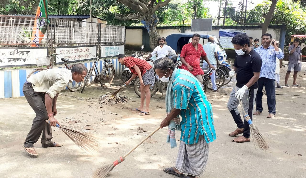 বিজেপি কর্মীদের উদ্যোগে আজ রাইপুর গ্রামীণ হাসপাতাল চত্বর পরিষ্কার।