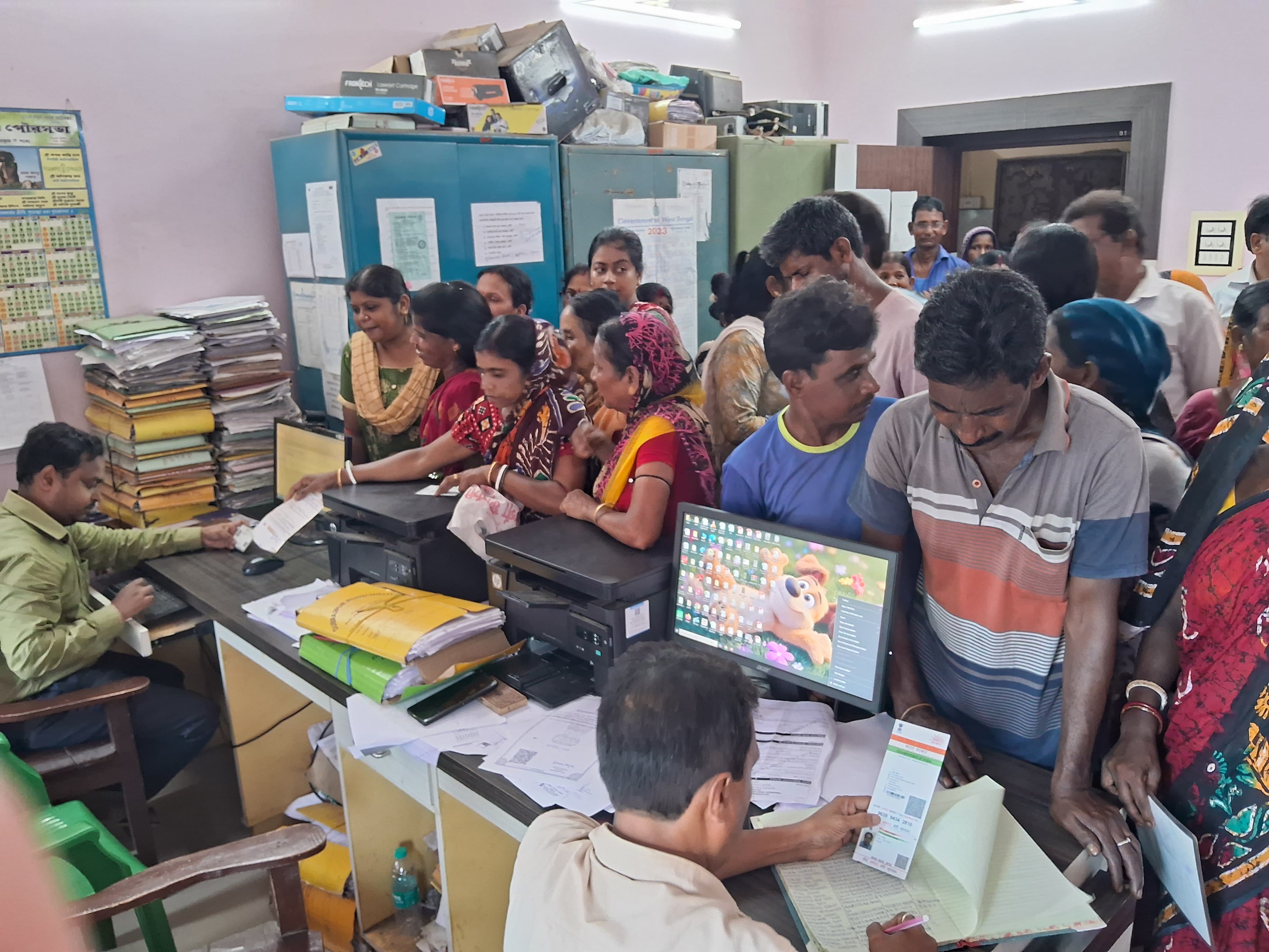অন্নপূর্ণা ভান্ডারের টাকা না পাওয়ার অভিযোগ, জেলার বিভিন্ন প্রান্তে মহিলাদের বিক্ষোভ