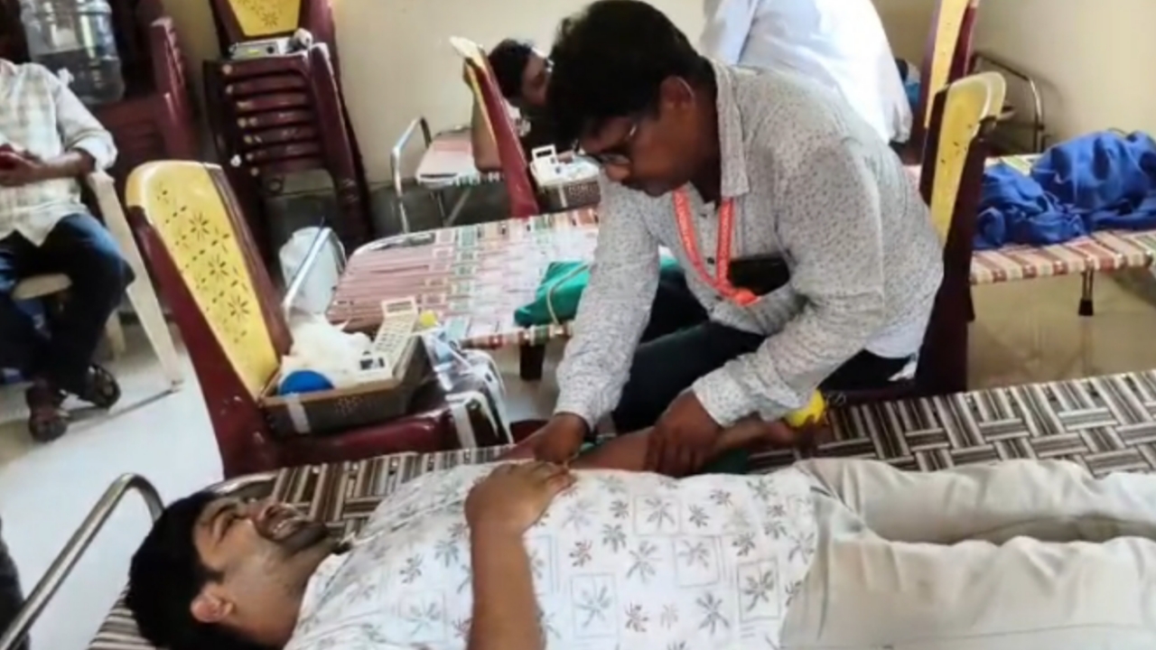 দৃষ্টিহীন ছাত্রদের নেতৃত্বে বিশ্বভারতীতে স্বেচ্ছা রক্তদান, রক্ত দিলেন তিন দৃষ্টিহীন ছাত্রসহ ২০ জন