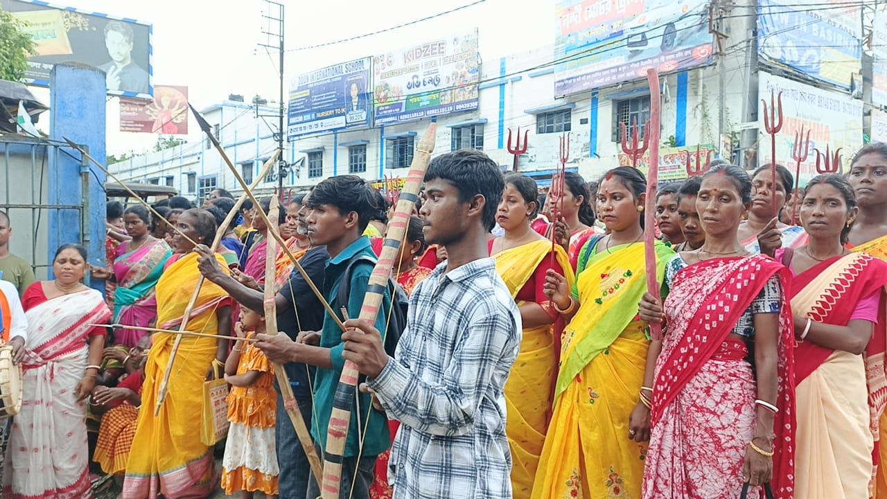 সাত দফা দাবিতে তীর-ধনুক ও ত্রিশূল হাতে আদিবাসী মহিলাদের বিক্ষোভ