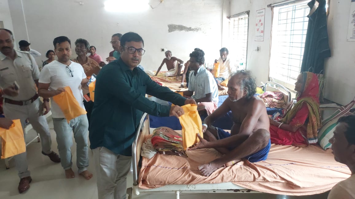 রাইপুর বিধানসভার বিধায়ক ও ব্লক প্রশাসনের উদ্যোগে হাসপাতালে ভর্তি থাকা রোগীদের হাতে পুষ্টি প্যাকেট তুলে দেওয়া হলো।