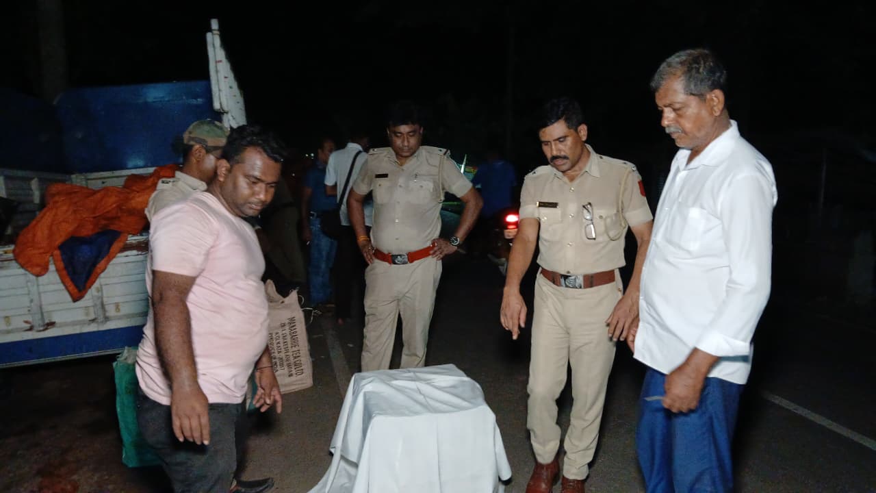 বসিরহাটে ৪৪৩৮ পিস ফেনসিডিল উদ্ধার, পিকআপ ভ্যান-সহ গ্রেফতার পাচারকারী