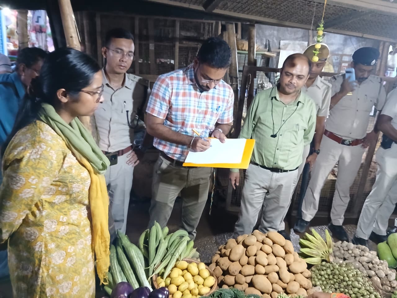হাসনাবাদে অবৈধ মূল্যবৃদ্ধি রুখতে প্রশাসনের বাজার অভিযান