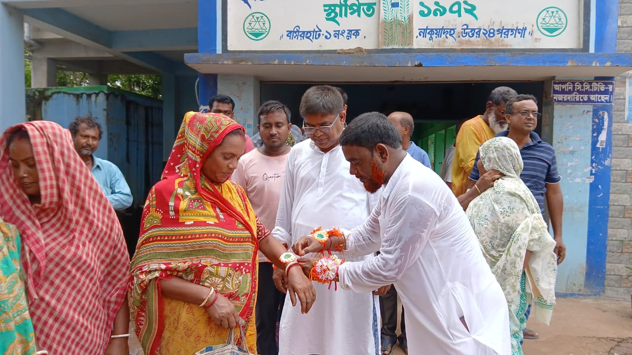 সীমান্তের গ্রামে রাজনৈতিক ভেদাভেদ ভুলে রাখিবন্ধনে সম্প্রীতির বার্তা, হিন্দু-মুসলিমের হাতে হাত মিলিয়ে ঐক্যের অঙ্গীকার
