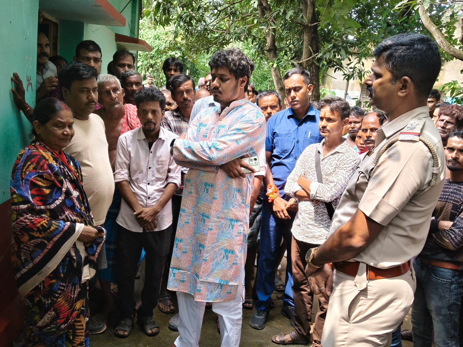 ইন্দপুরের বাসিন্দা অশোক পালের পরিবারের পাশে তালডাংরা বিধানসভার বিধায়ক সৌভিক পাত্র।
