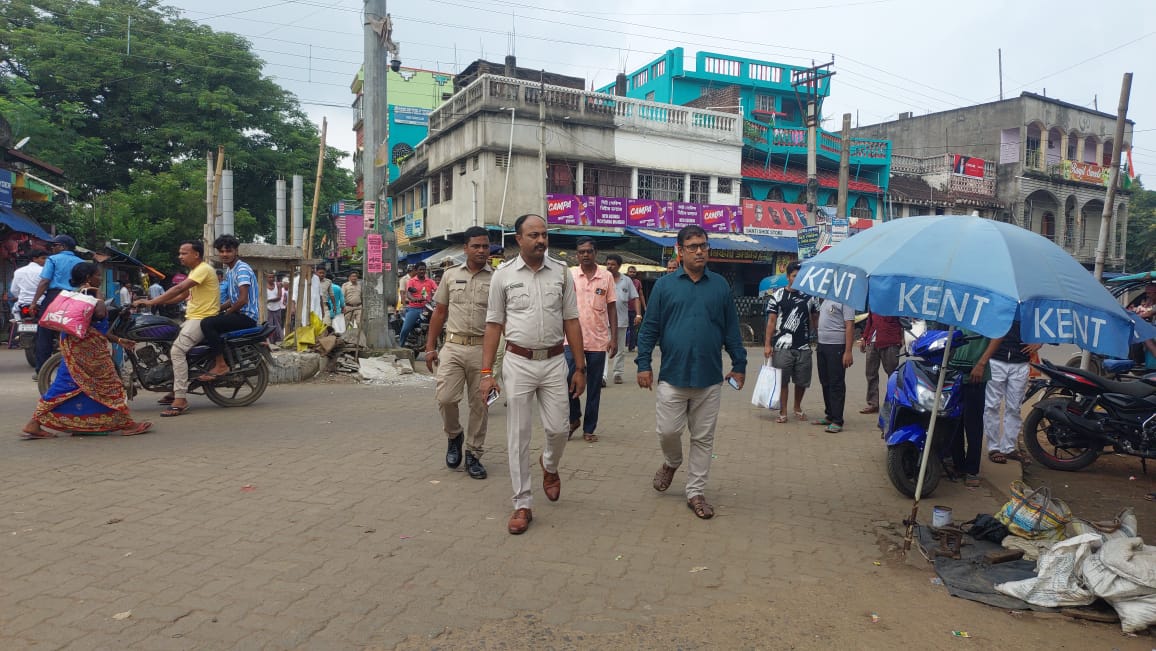 ফুটপাতের উপর ব্যবসায়ীদের সতর্ক করলো রাইপুর ব্লক প্রশাসন