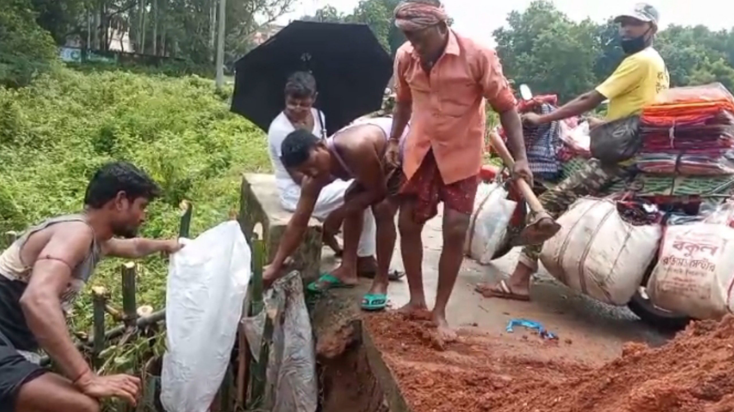 শাল নদীর ভাঙনে গ্রাসের মুখে গ্রামের মূল রাস্তা, আতঙ্কে কমলপুরবাসী,  পঞ্চায়েতের সামান্য সহায়তা ও গ্রামবাসীদের স্বেচ্ছাশ্রমে বাঁশ-মাটি দিয়ে অস্থায়ী মেরামতি