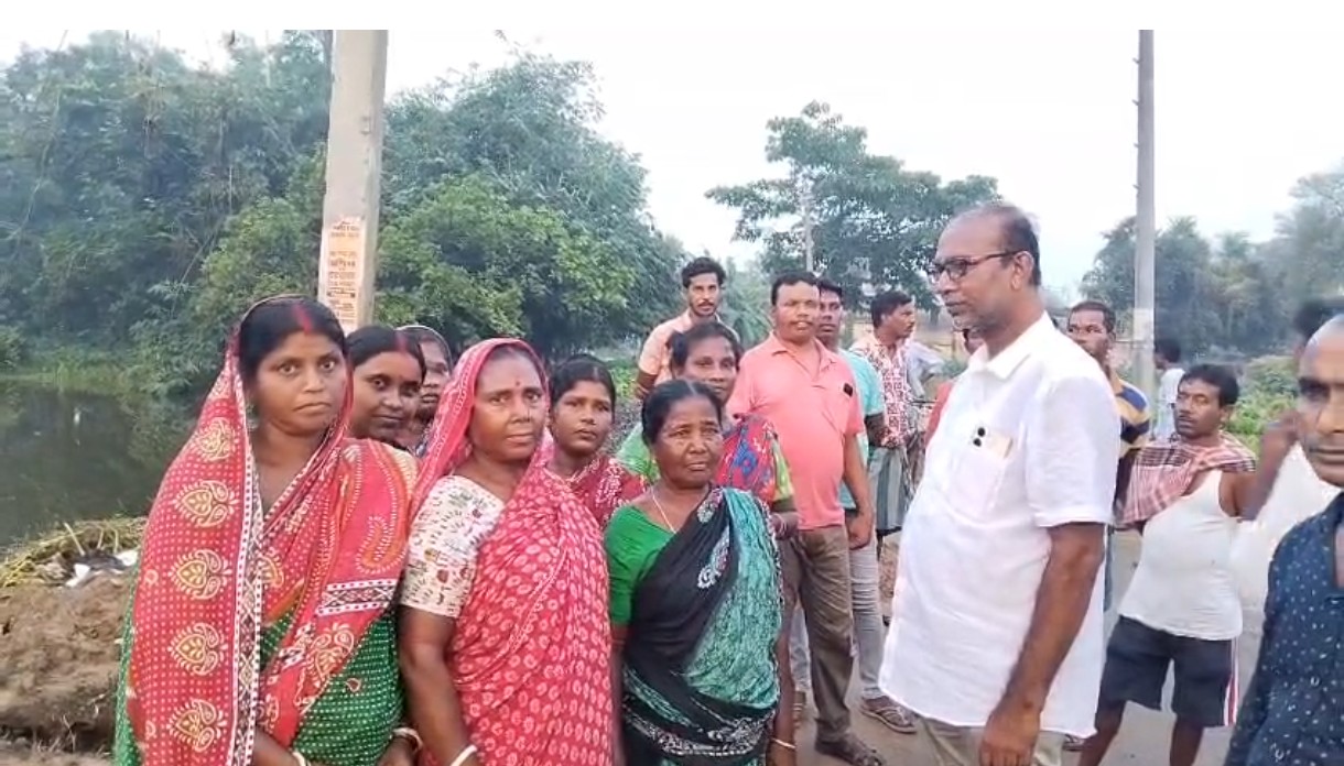 অজয়ের জল বাড়তেই মাঝখাড়ায় বাঁধের বেহাল রাস্তা পরিস্থিতি পরিদর্শনে সমাজসেবী ননীচূড়া ঘোষ