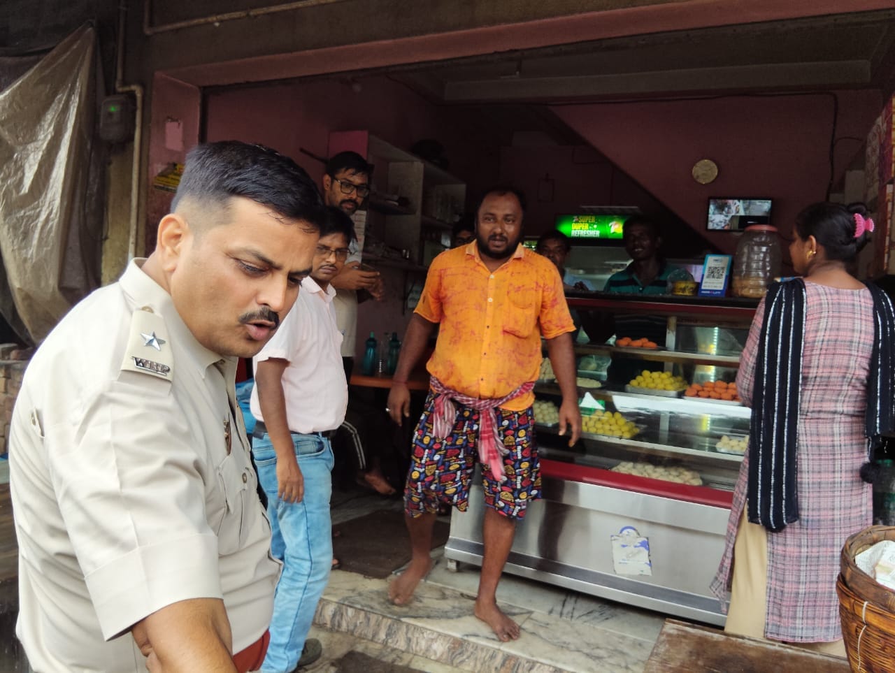 মঙ্গলকোটের বিভিন্ন হোটেল ও মিষ্টির দোকানে হানা স্থানীয় পুলিশ - প্রশাসনের ,