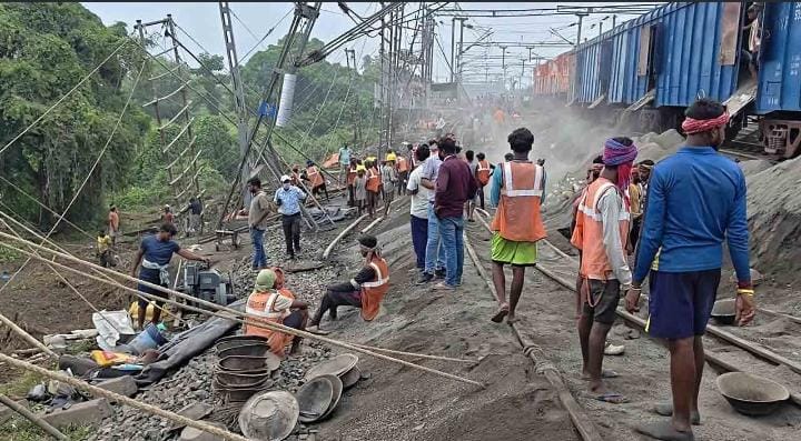 ফরাক্কায় ফের রেললাইনে ধস, বাতিল একাধিক উত্তরবঙ্গগামী ট্রেন!