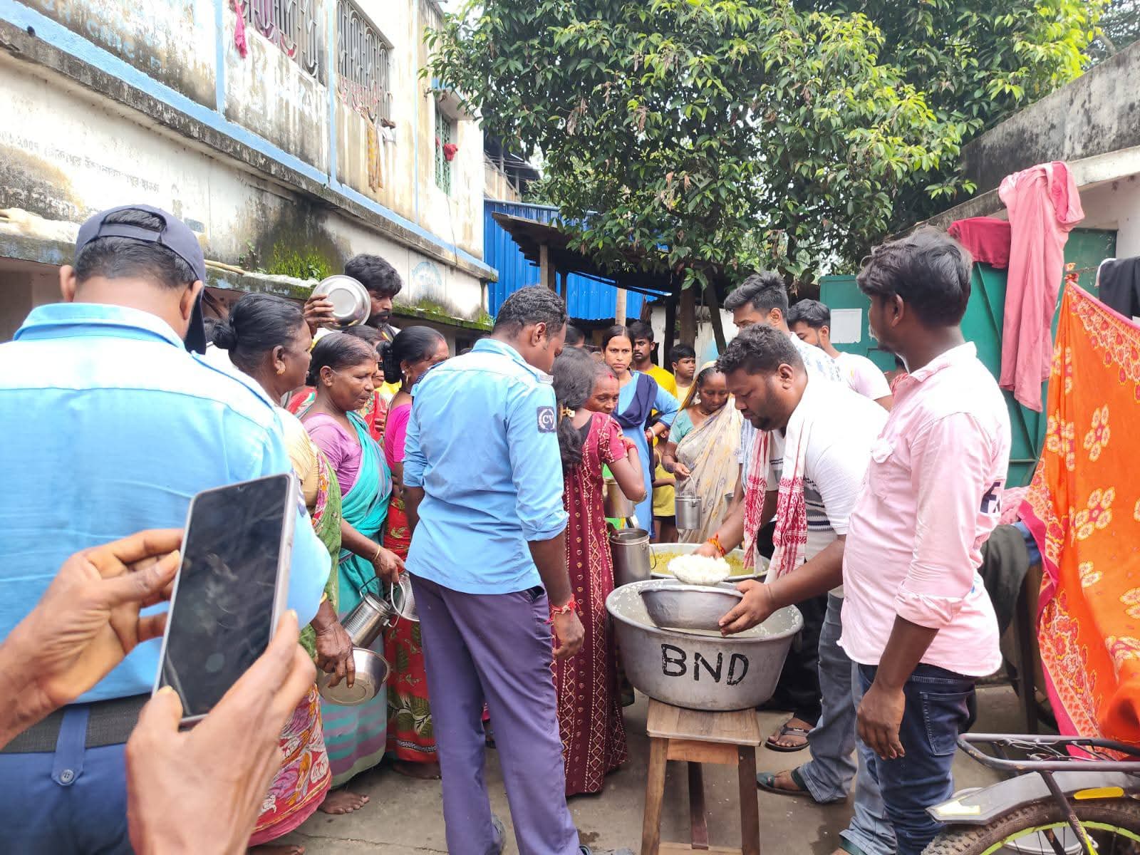 বন্যায় ভাসছে উদয়নারায়নপুর, প্রশাসনের নেতৃত্বে ত্রাণ সামগ্রী বিতরণে সহযোগিতায় বিজেপি কর্মী সমর্থক রা, দেখা নেই তৃনমূল বিধায়ক সমীর পাঁজার