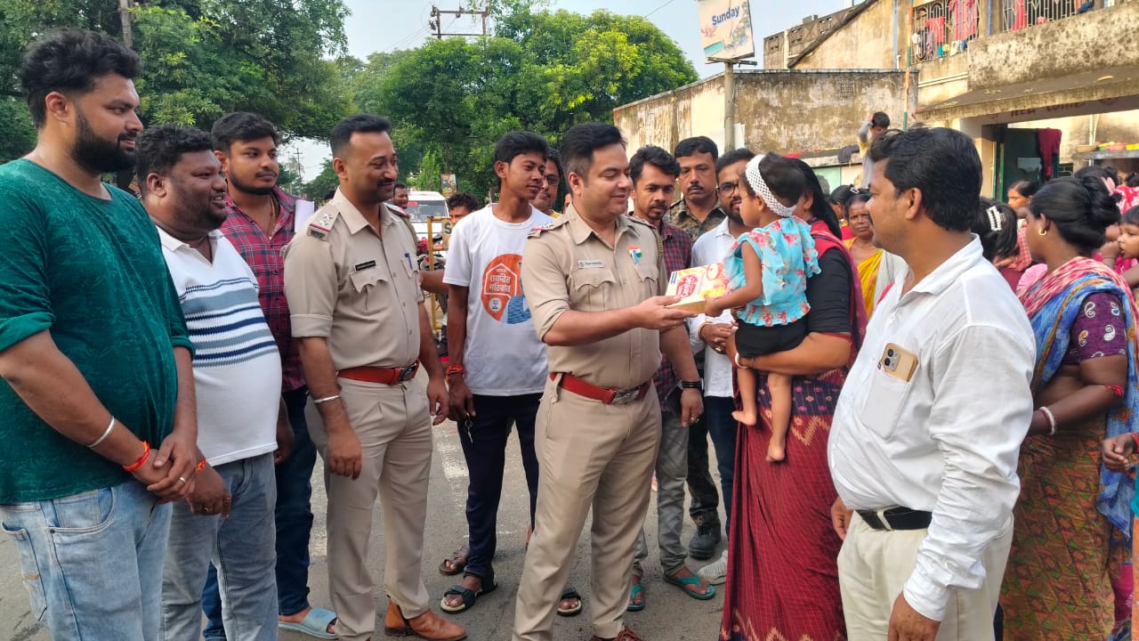 বানভাসি উদয়নারায়নপুর মানুষের পাশে প্রশাসন, মানবিক উদ্যোগ উদয়নারায়নপুর থানার ওসি সৌমেন গঙ্গোপাধ্যায়ের ও সেকেন্ড অফিসার জ্যোতির্ময় মন্ডলের।