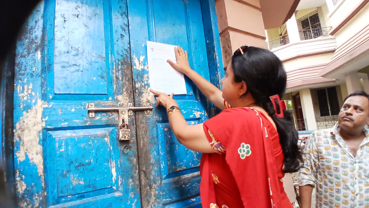 টাকি পৌরসভার গেস্ট হাউসের রান্নাঘর সিল, রেস্তোরাঁ বন্ধের নির্দেশ, খাদ্য সুরক্ষা দপ্তরের নজিরবিহীন অভিযান