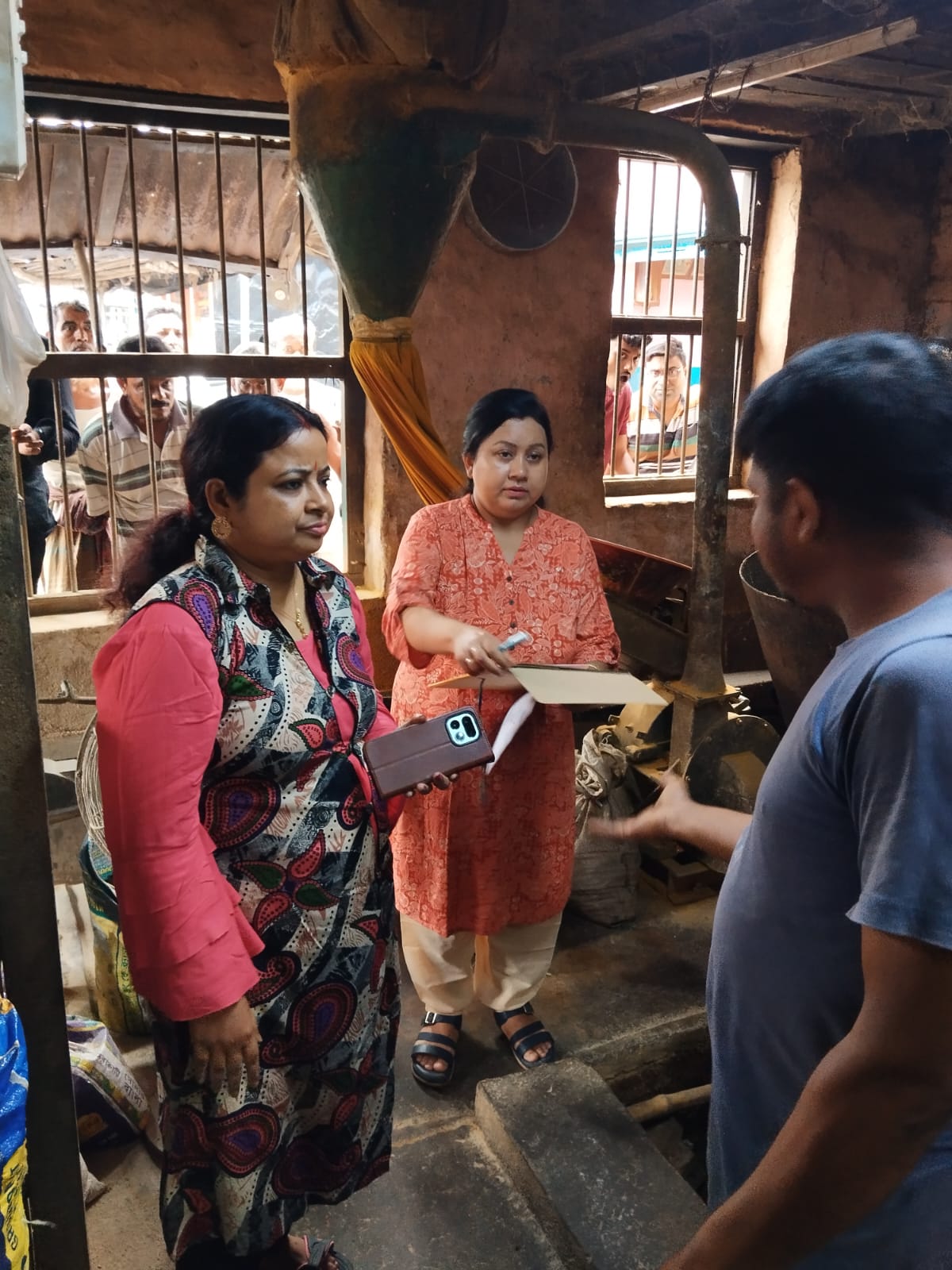 কেমিক্যাল রঙ ও অস্বাস্থ্যকর পরিবেশের বিরুদ্ধে বাদুড়িয়ার দুই বাজারে প্রশাসনের অভিযান
