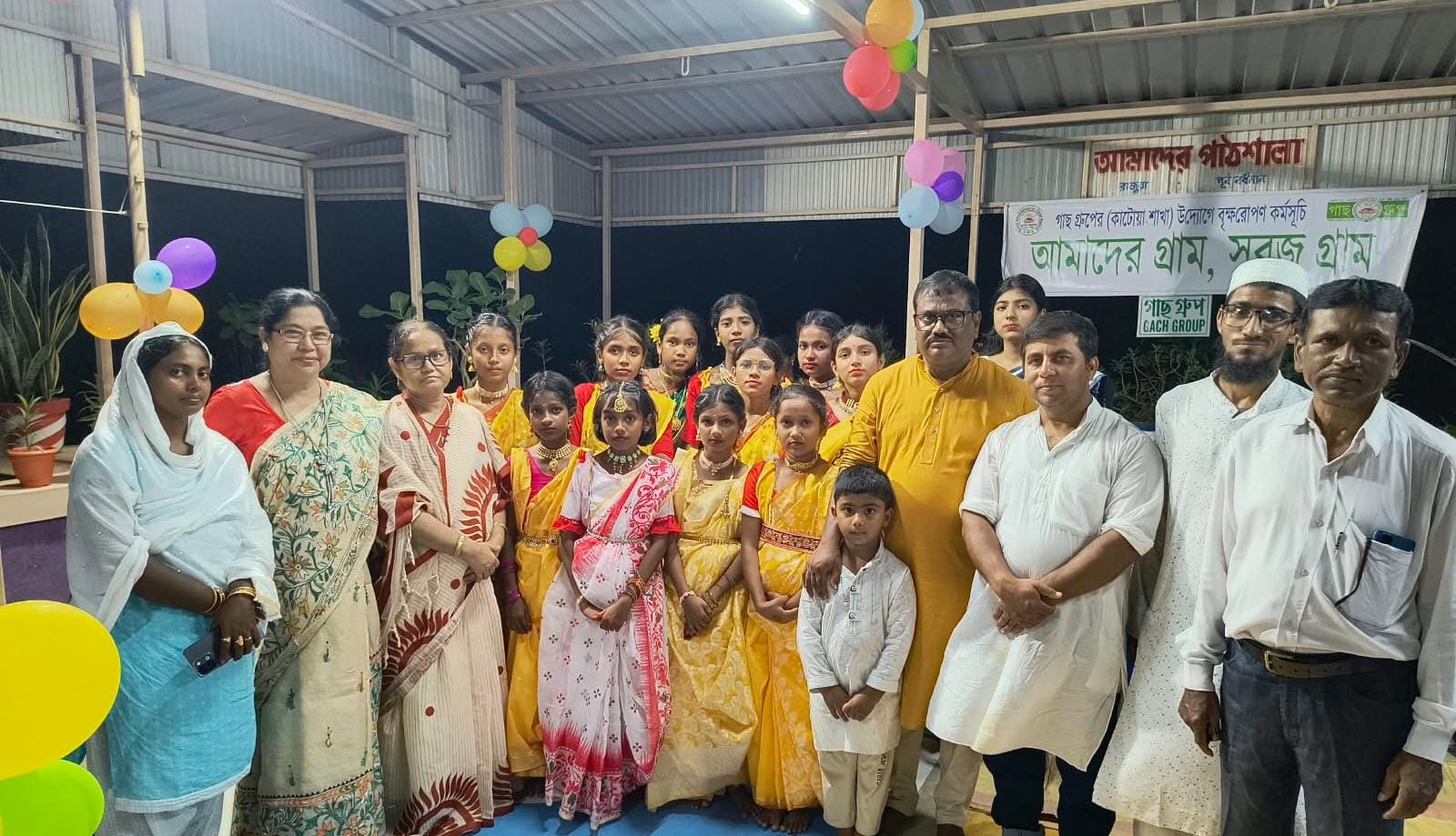 "আমাদের পাঠশালায়" বিনাপয়সায় দুঃস্থ ছাত্রদের শিক্ষার আলো দেখাচ্ছেন বর্ধমানের রাজুয়া গ্রামের শিক্ষক ফিরোজ সেখ