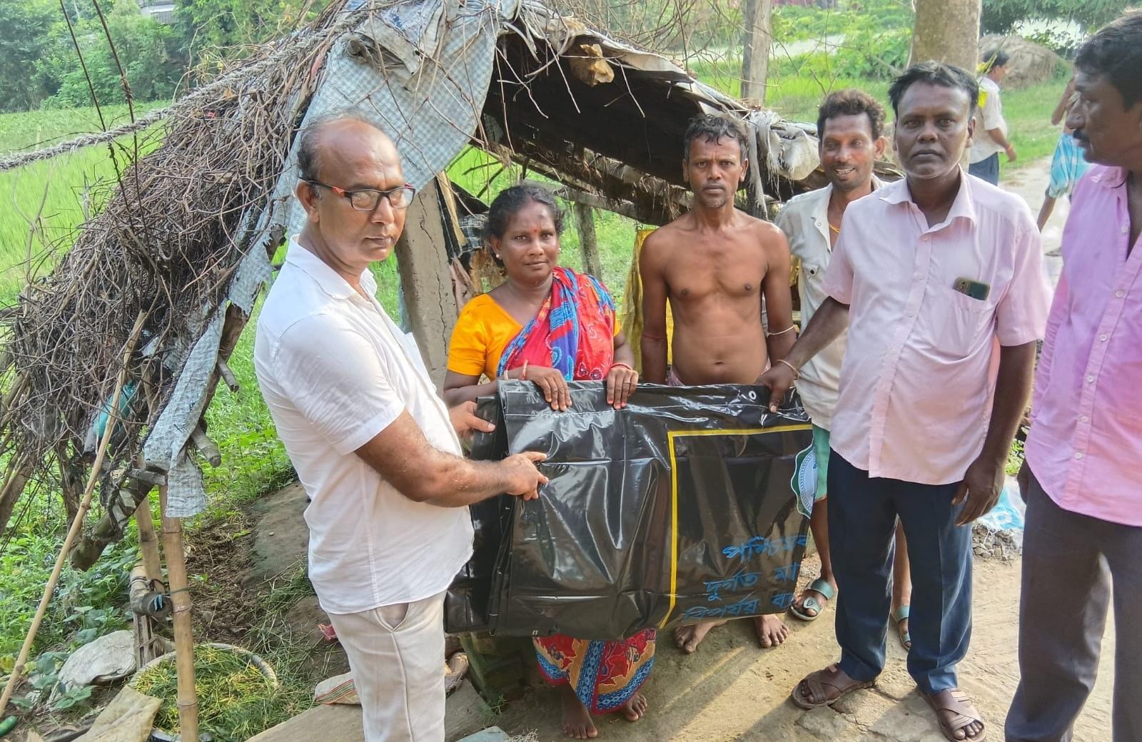 বিপদের সময় মানুষের পাশে দাঁড়িয়ে ফের মানবিকতার নজির গড়লেন মঙ্গলকোটের ভূমিপুত্র ও সমাজসেবী ননীচূড়া ঘোষ।