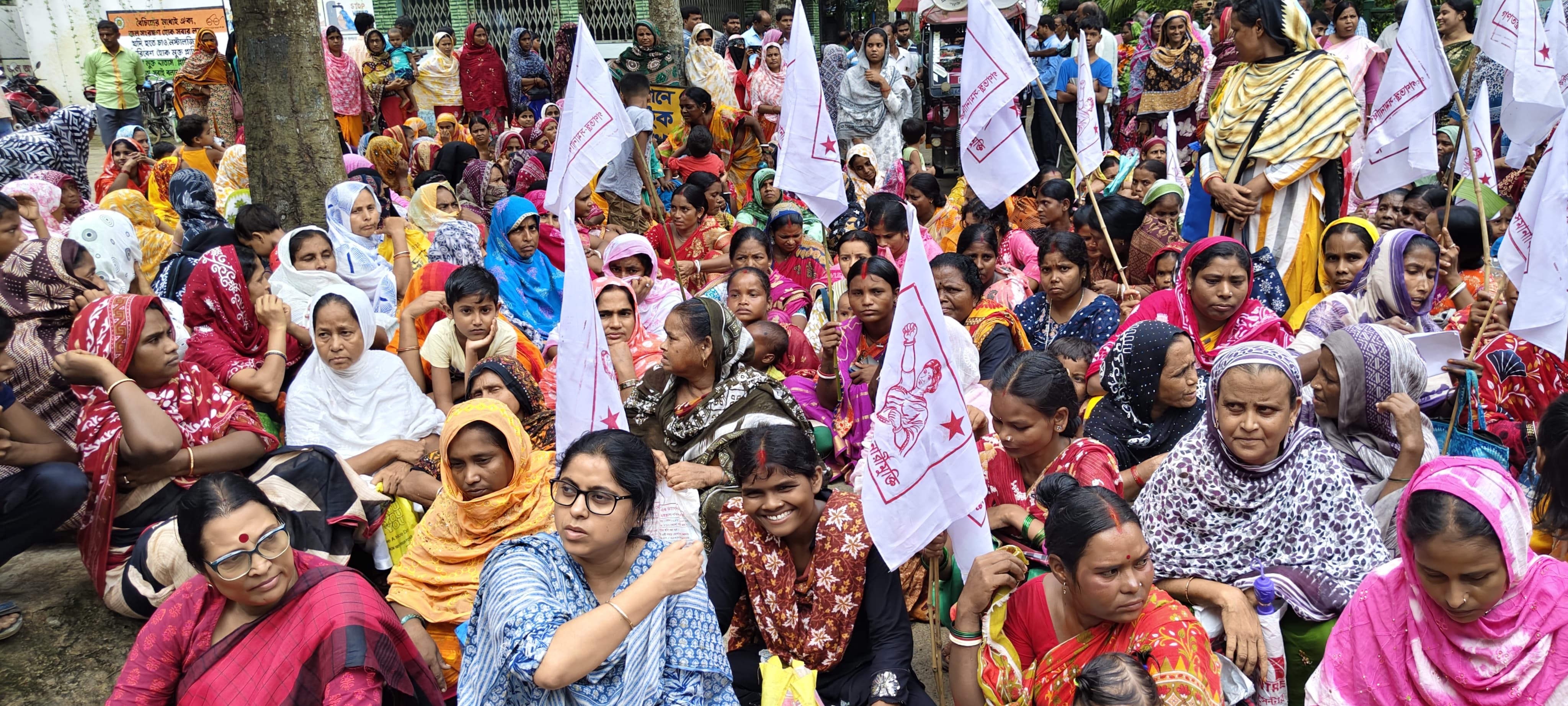 আট দফা দাবিতে নলহাটি-২ ব্লক অফিসে স্মারকলিপি মহিলা সমিতির