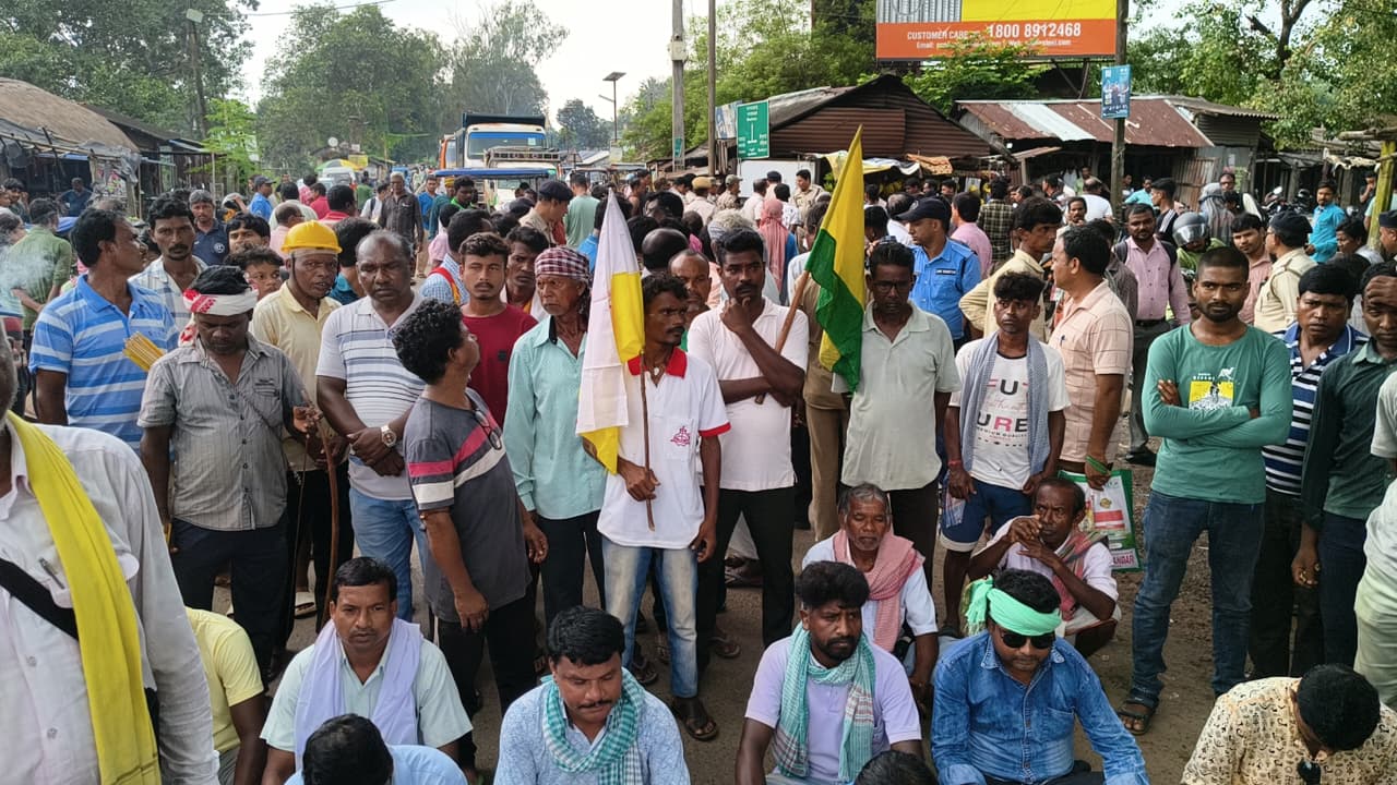 অভিযোগ আদিবাসী পরিবারকে নিগ্রহ, থানায় অভিযোগ জানাতে গিয়ে হেনস্থার শিকার, প্রতিবাদে বাঁকুড়া -খাতড়া রাজ্য সড়ক অবরোধ করে বিক্ষোভ আদিবাসীদের ।