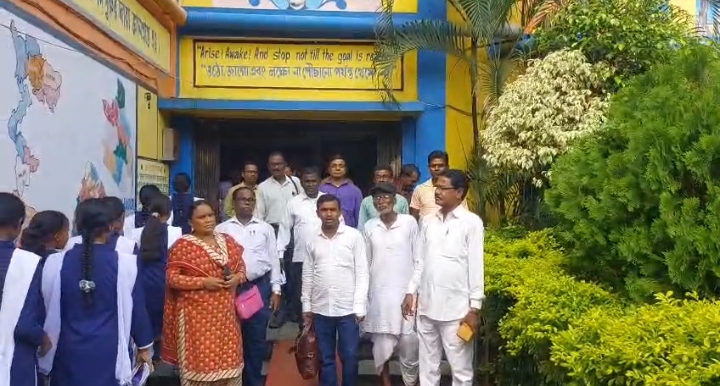 অর্থনৈতিক অনিয়মের অভিযোগে অডিট টিম সহ বিদ্যালয়ে হাজির হয়েছিলেন বিধায়ক প্রধান শিক্ষককে না পেয়ে ক্ষুব্ধ বিধায়ক।