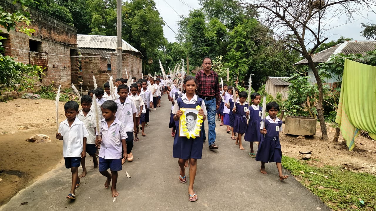 কথা সাহিত্যিক বিভূতিভূষণ বন্দ্যোপাধ্যায় স্মরণে ক্ষুদে পড়ুয়ারা।