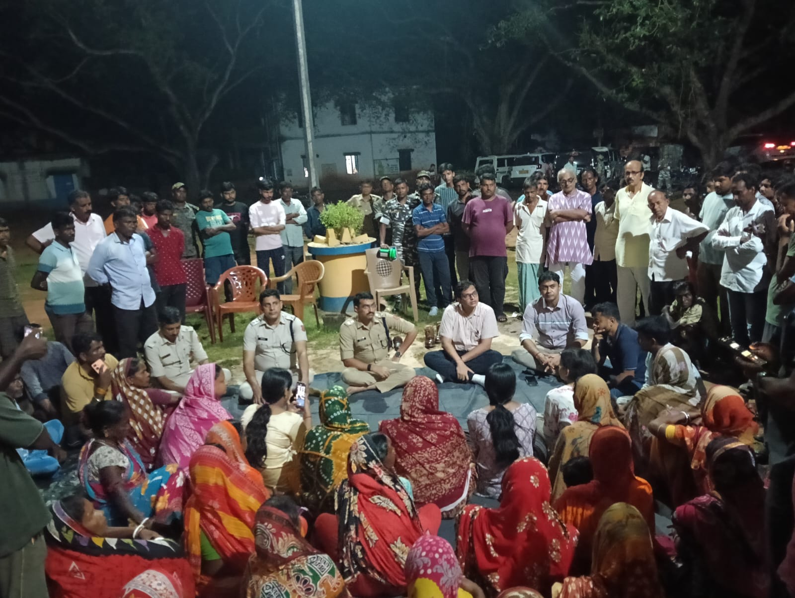 বাইকে চড়ে রাতের অন্ধকারে আচমকা গ্রামবাসীদের সামনে হাজির জেলা প্রশাসন