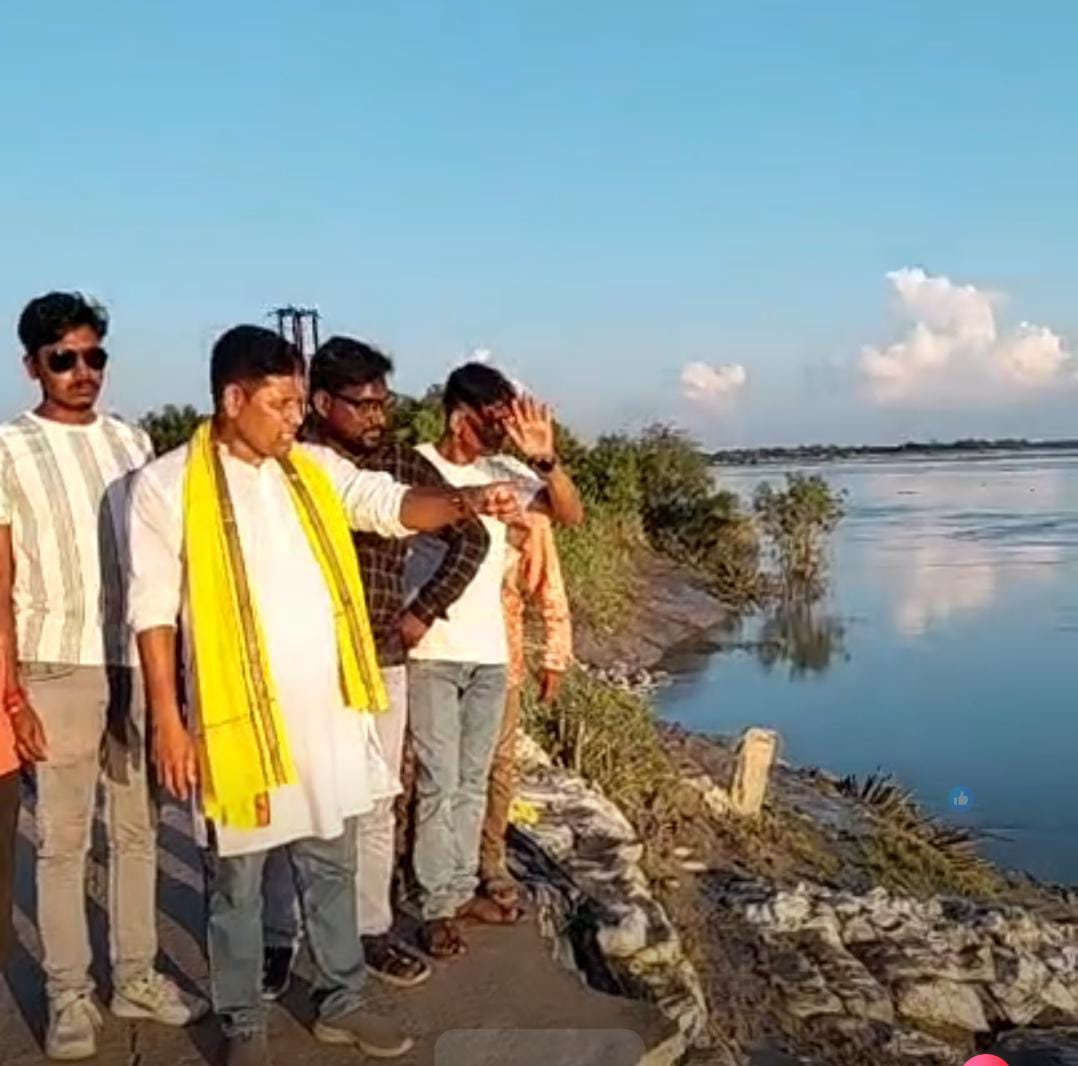 ন্যাজাটে বিদ্যাধরীর ভাঙনপ্রবণ বাঁধ পরিদর্শনে সনৎ সরদার, দ্রুত সংস্কারের দাবি বিধায়কের