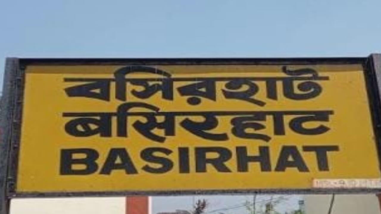 হিঙ্গলগঞ্জে জলের ট্যাঙ্ক ভেঙে পড়লো, নিম্নমানের নির্মাণের অভিযোগ গ্রামবাসীদের