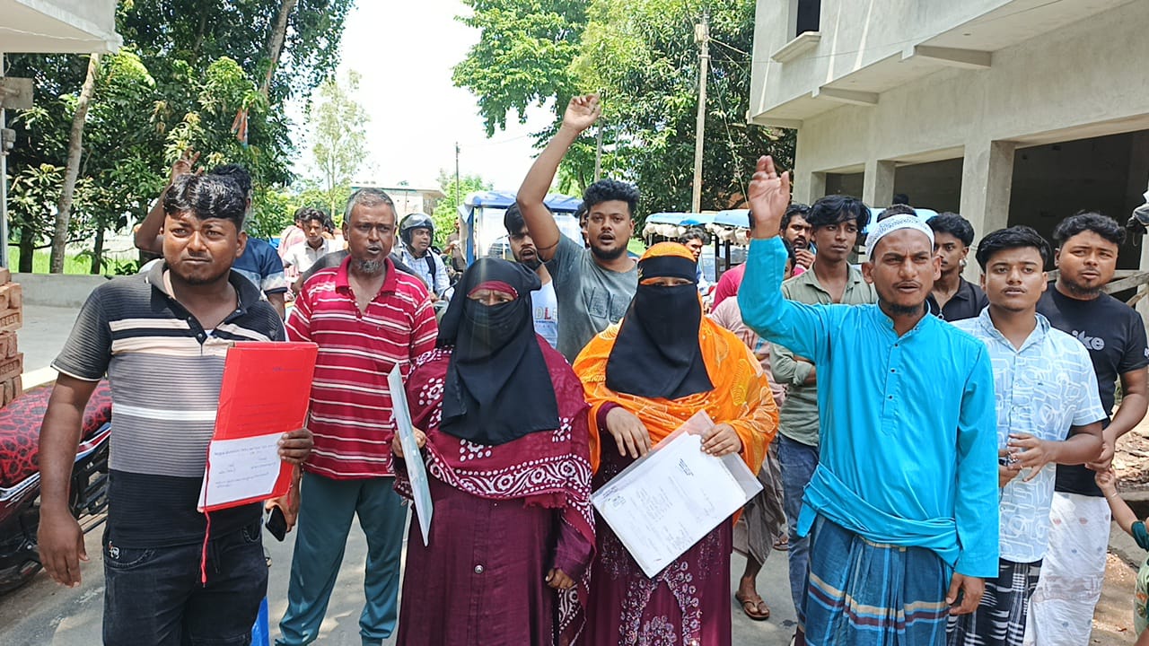 জমি দখলমুক্ত করে ফেরতের দাবিতে বিক্ষোভ, রাস্তা অবরোধ বসিরহাটে